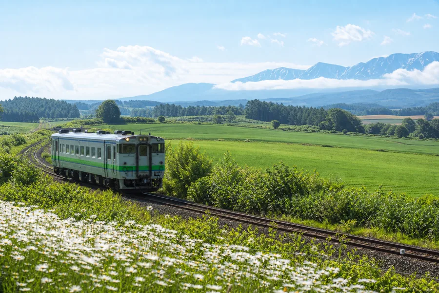 北海道田野間行駛的地方列車